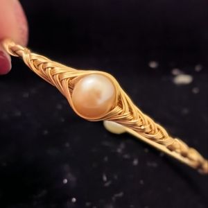 Freshwater pearl bracelet.